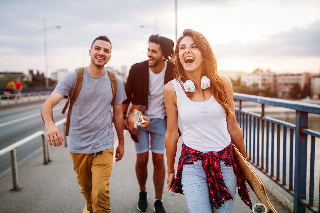 drei junge Personen auf einer Brücke