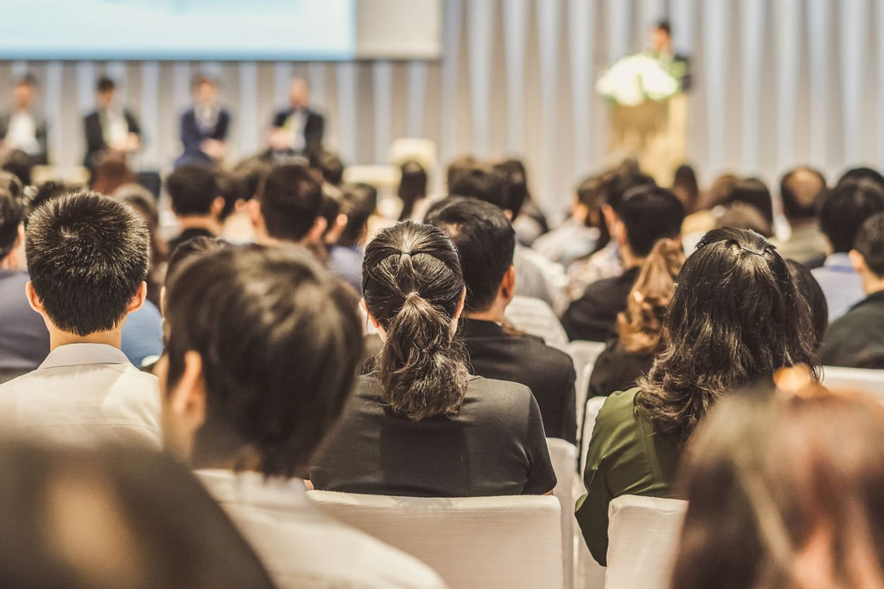 Bild zeigt einen Teddybär aus Plüsch mit VR-Logo und dem Aufdruck Ich bin TeilhaBÄR.