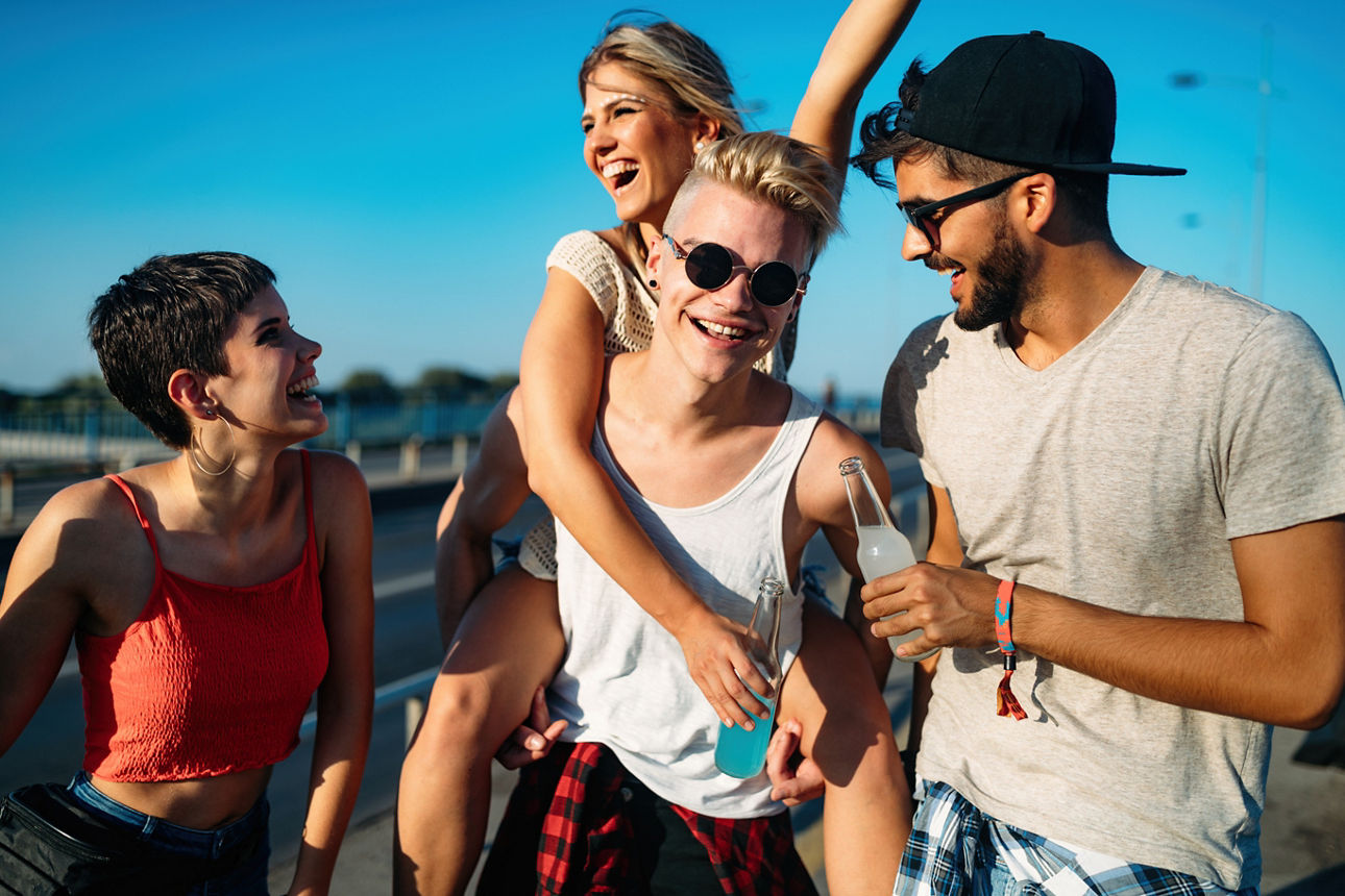 Junge Gruppe von Freunden haben Spaß im Freien 