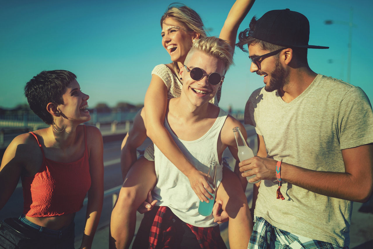 Gruppe von Jungen Freunden startet eine Aktion