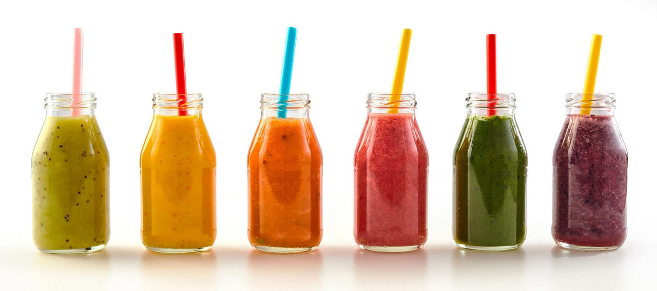 Mehrere Gläser mit unterschiedlicher Smoothie Füllung