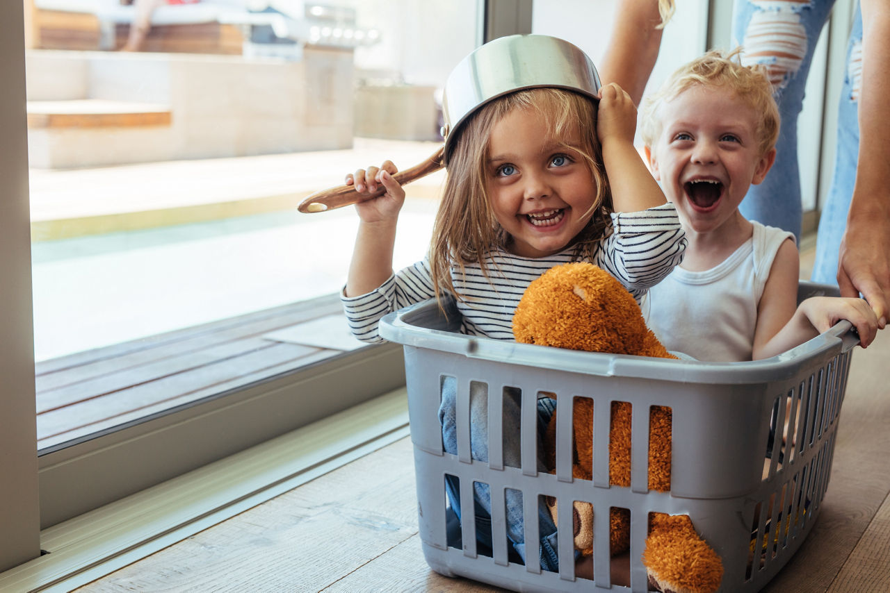 Kinder im Wäschekorb