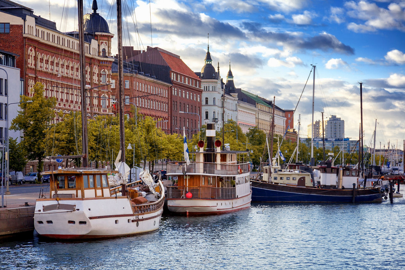 Blick auf die Stadt Helsinki und drei Schiffen