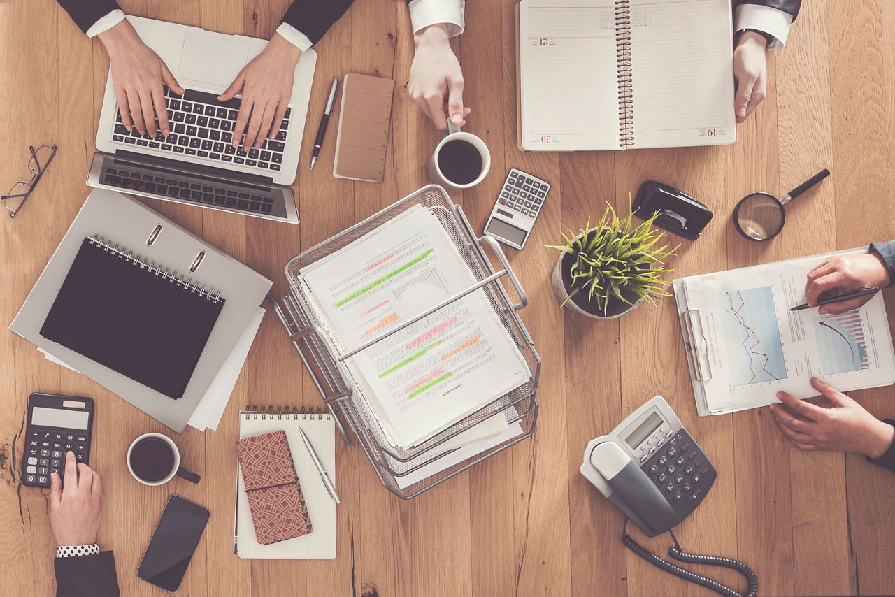 Viele Personen arbeiten an einem Tisch
