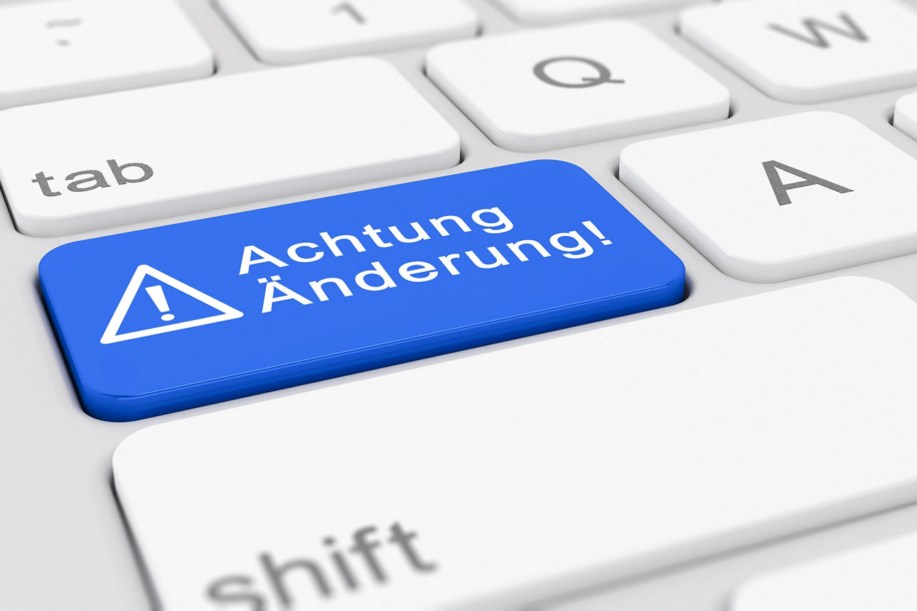 Computer-Tastatur mit einer blauen Taste und der Aufschrift Achtung Änderung