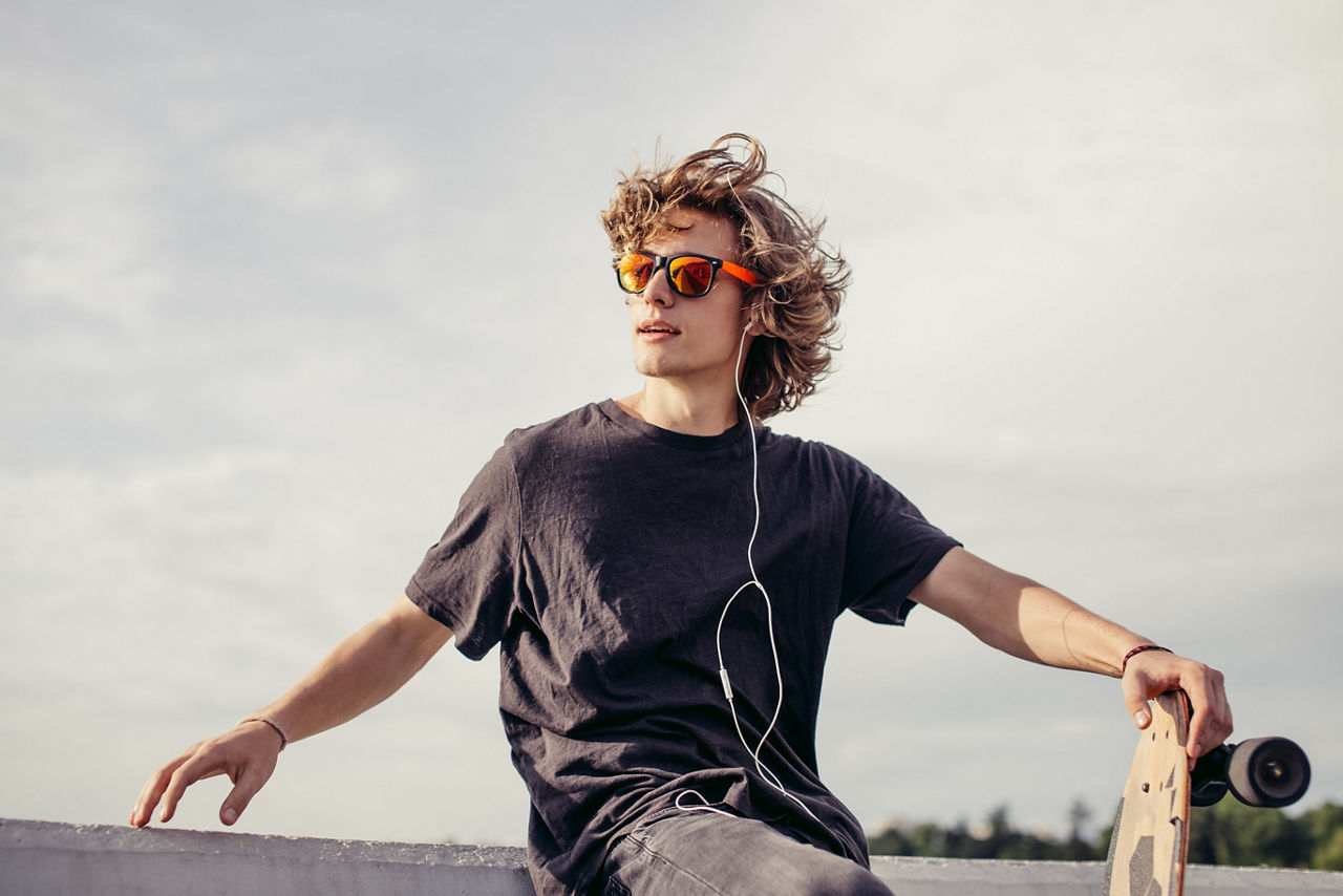 Junge auf einem Skateboard blickt auf sein Konto Free