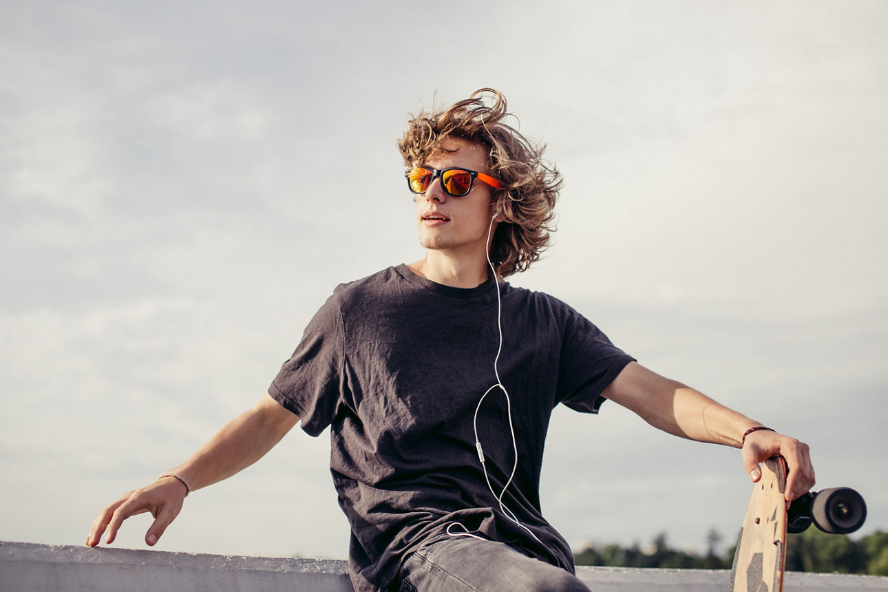 Junge auf einem Skateboard blickt auf sein Konto Free