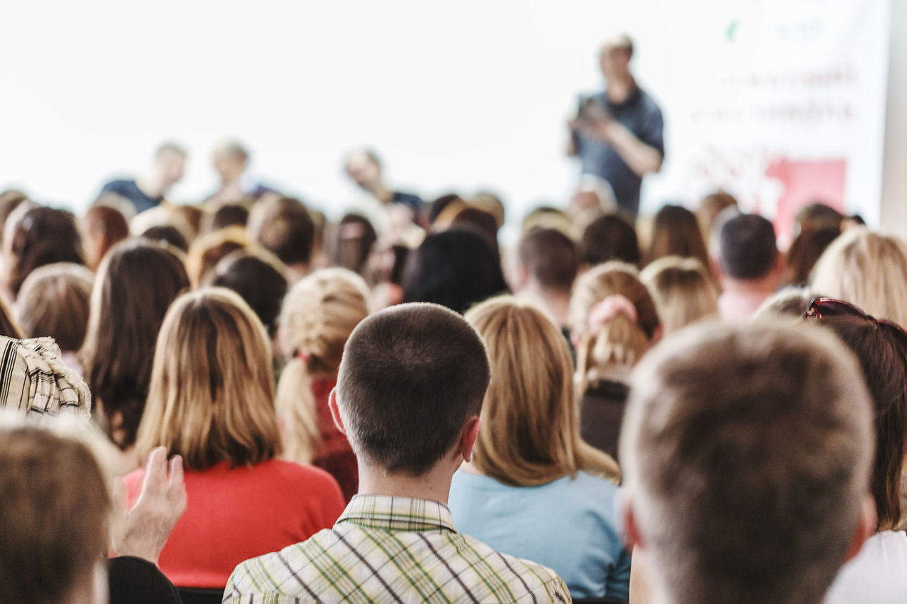 Veranstaltungsraum mit Publikum.