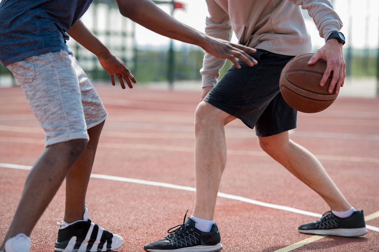 2 Jugendliche Spielen Basketball