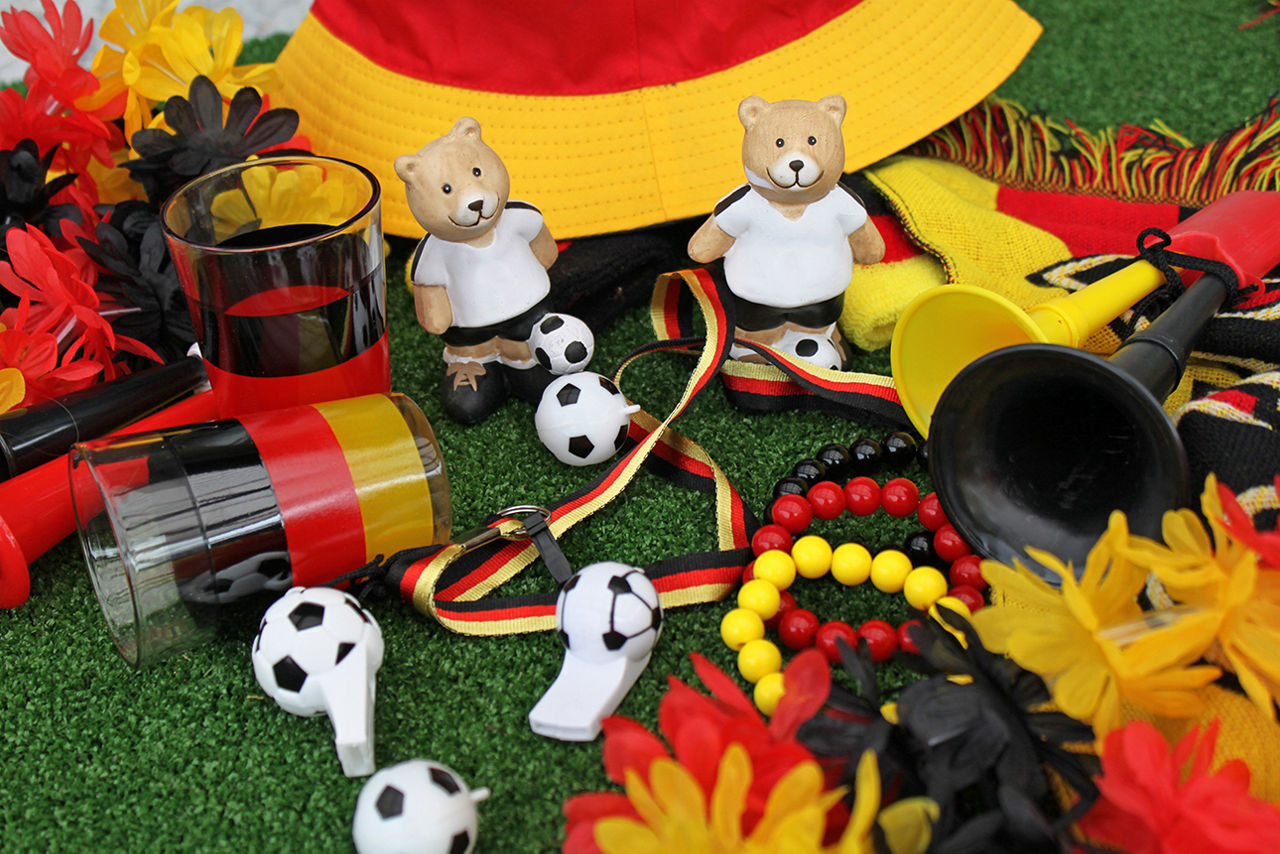 Auf einem Tisch liegen WM-Deutschland-Fan-Artikel verteilt