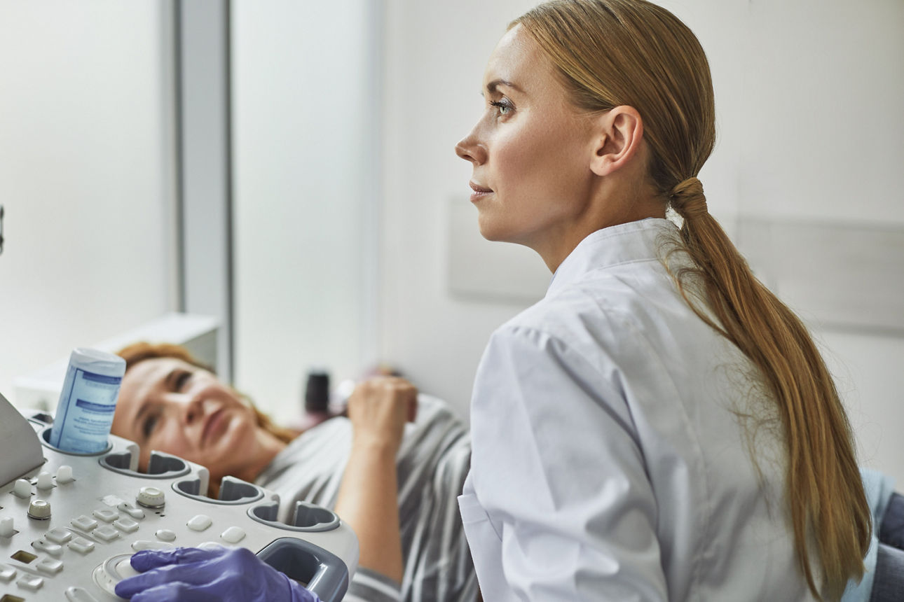 Ärztin führt Ultraschall an Patientin durch. 