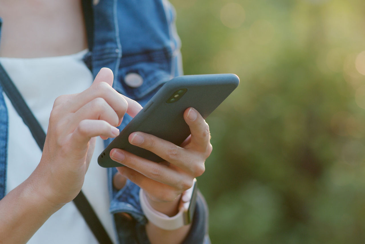 Person mit Handy in der Hand