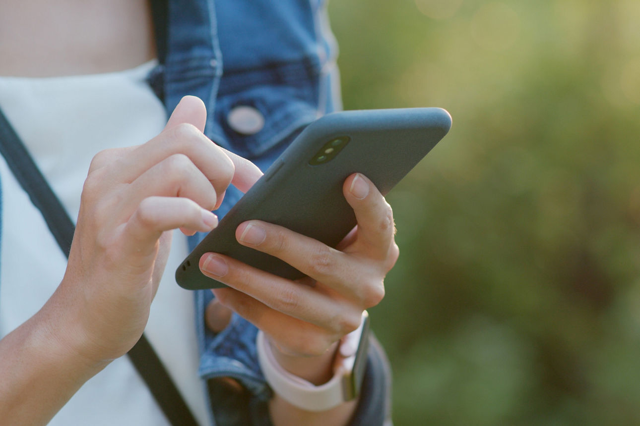 Person mit Handy in der Hand