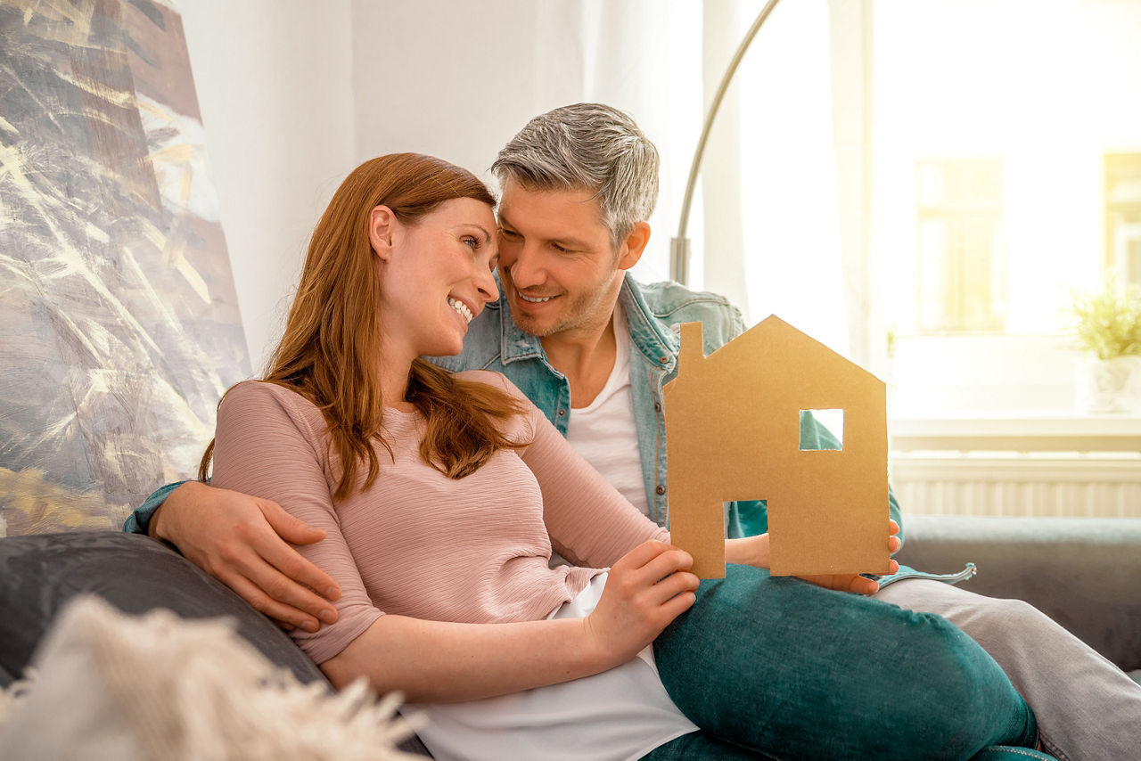 Junges Paar auf der Couch sitzend