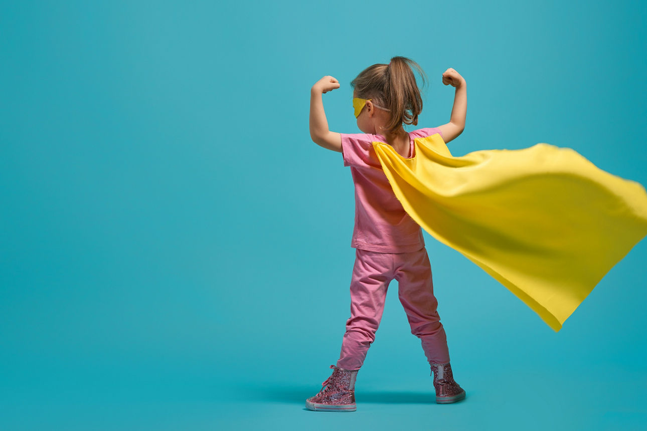 Ein Kind mit einem Superheldenumhang
