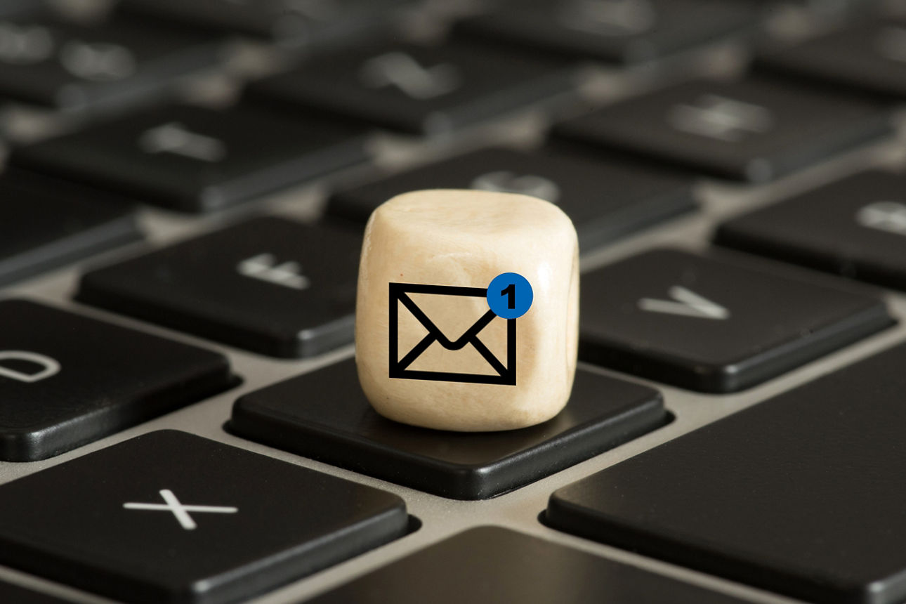  Ein Computer und ein Hinweis auf eine neue Mail