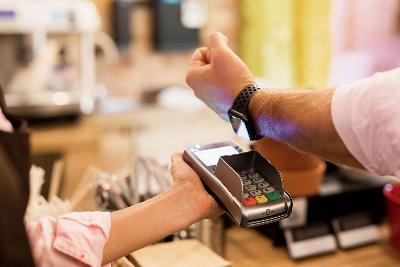 Person zahlt über seine Uhr mit Apple Pay