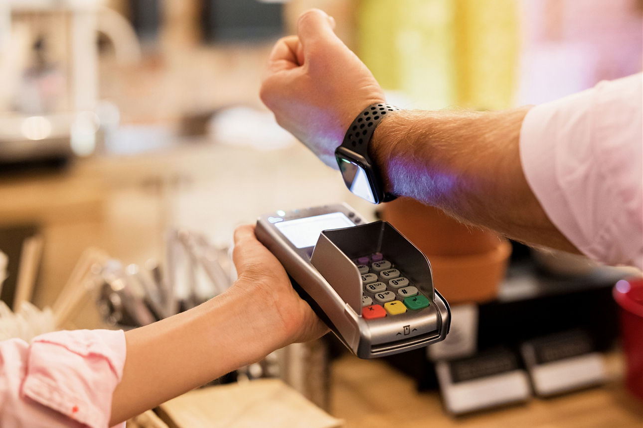 Person zahlt über seine Uhr mit Apple Pay