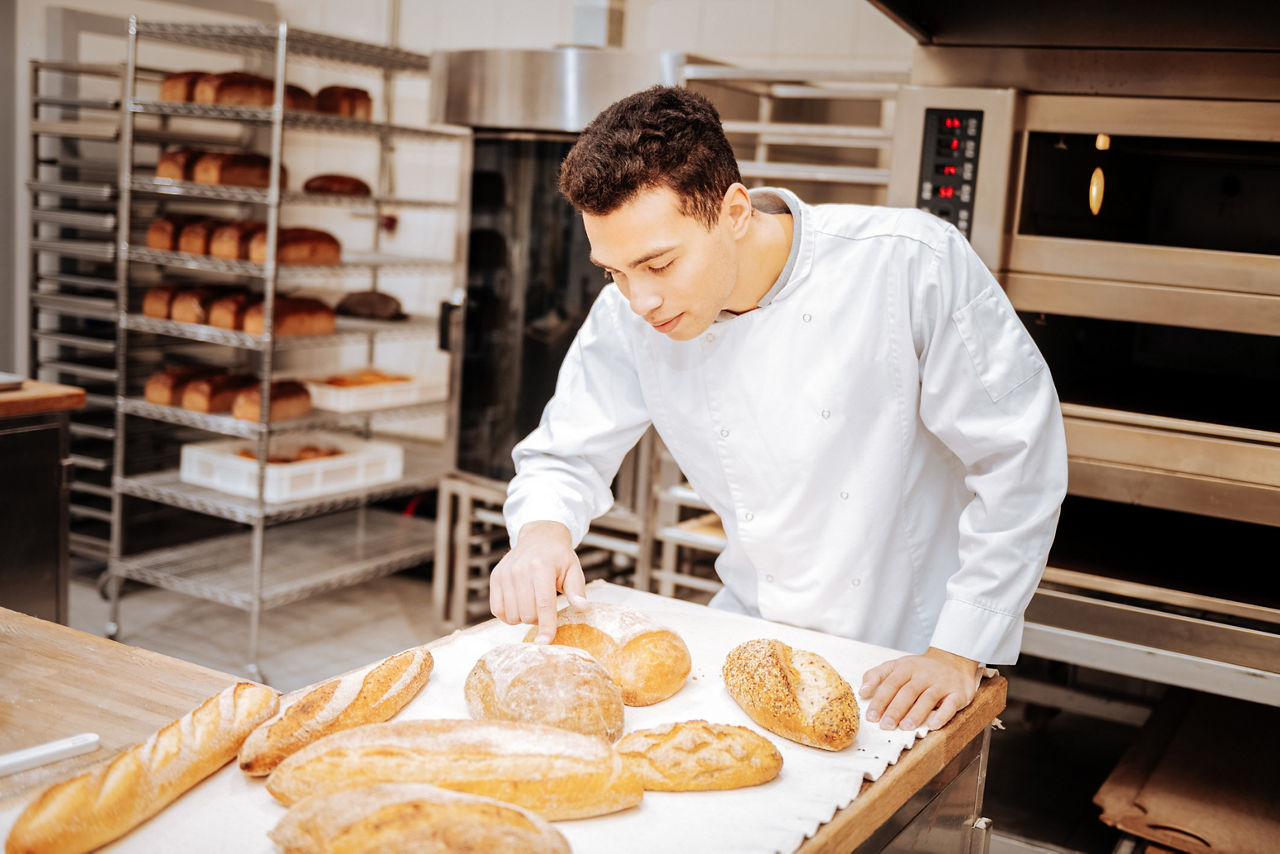 Bäcker in der Backstube