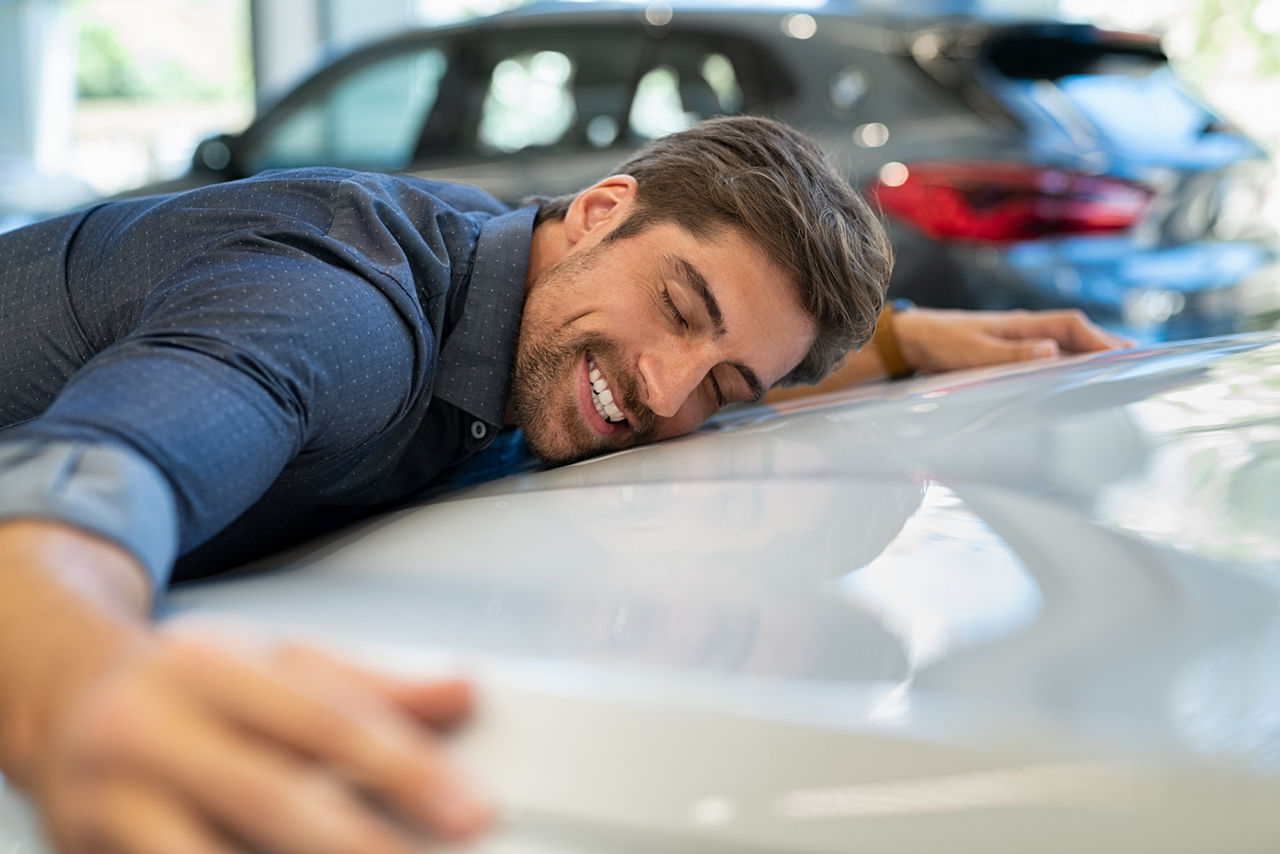Mann umarmt Auto