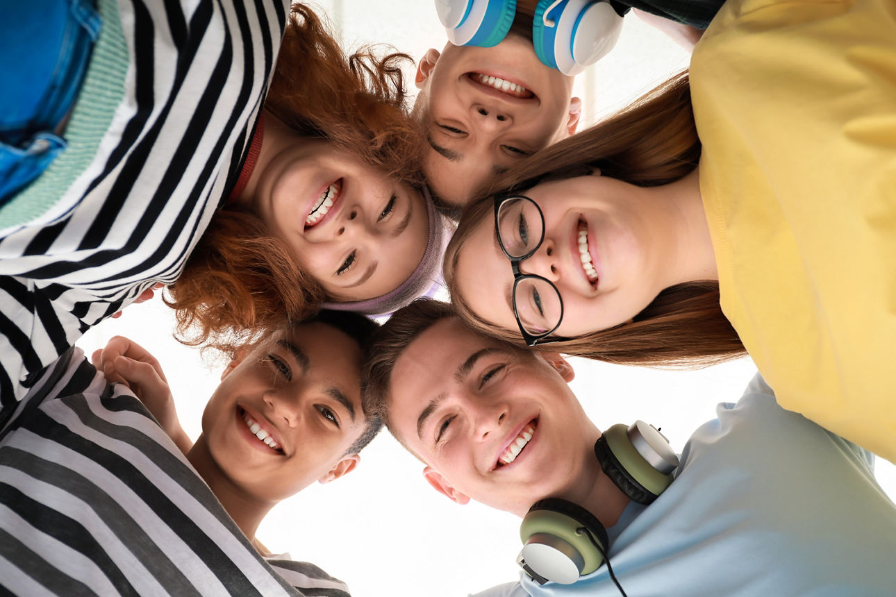 Junge Leute im Kreis schauen nach unten