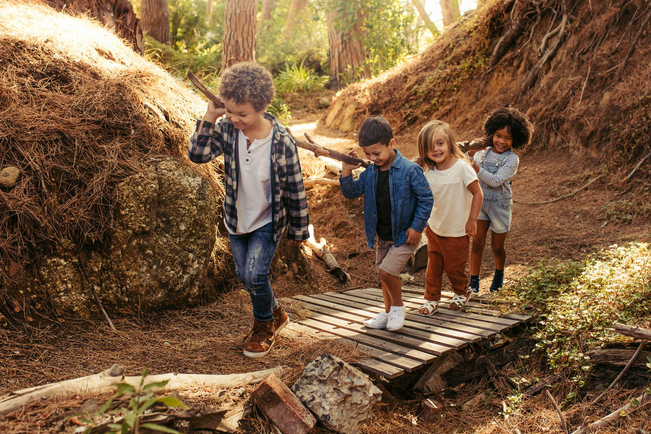 Eine Gruppe Kinder baut ein Lager im Wald auf