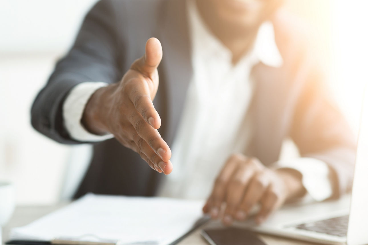 Geschäftsmann gibt seine Hand zum Händeschütteln.