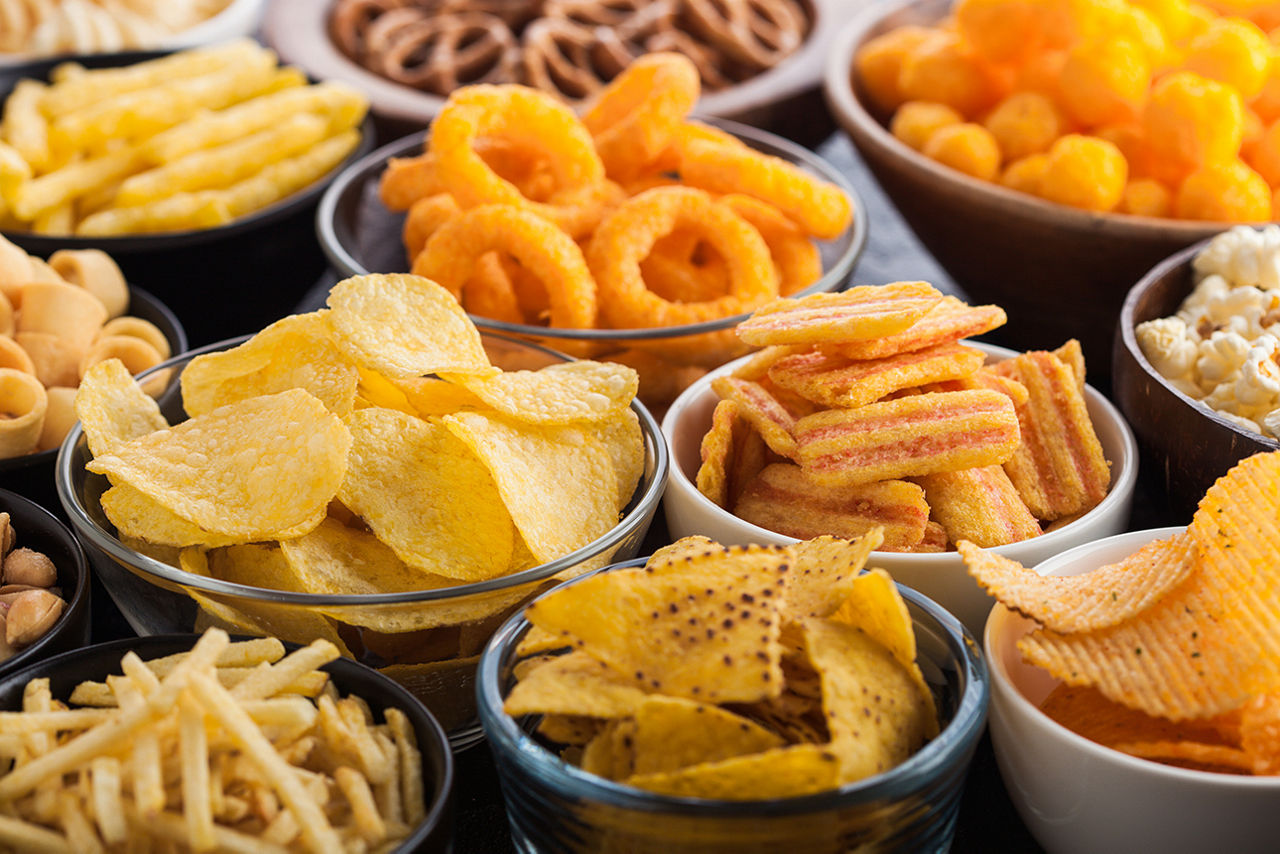 Ein Tisch mit unterschiedlichen Chips und Snacks 