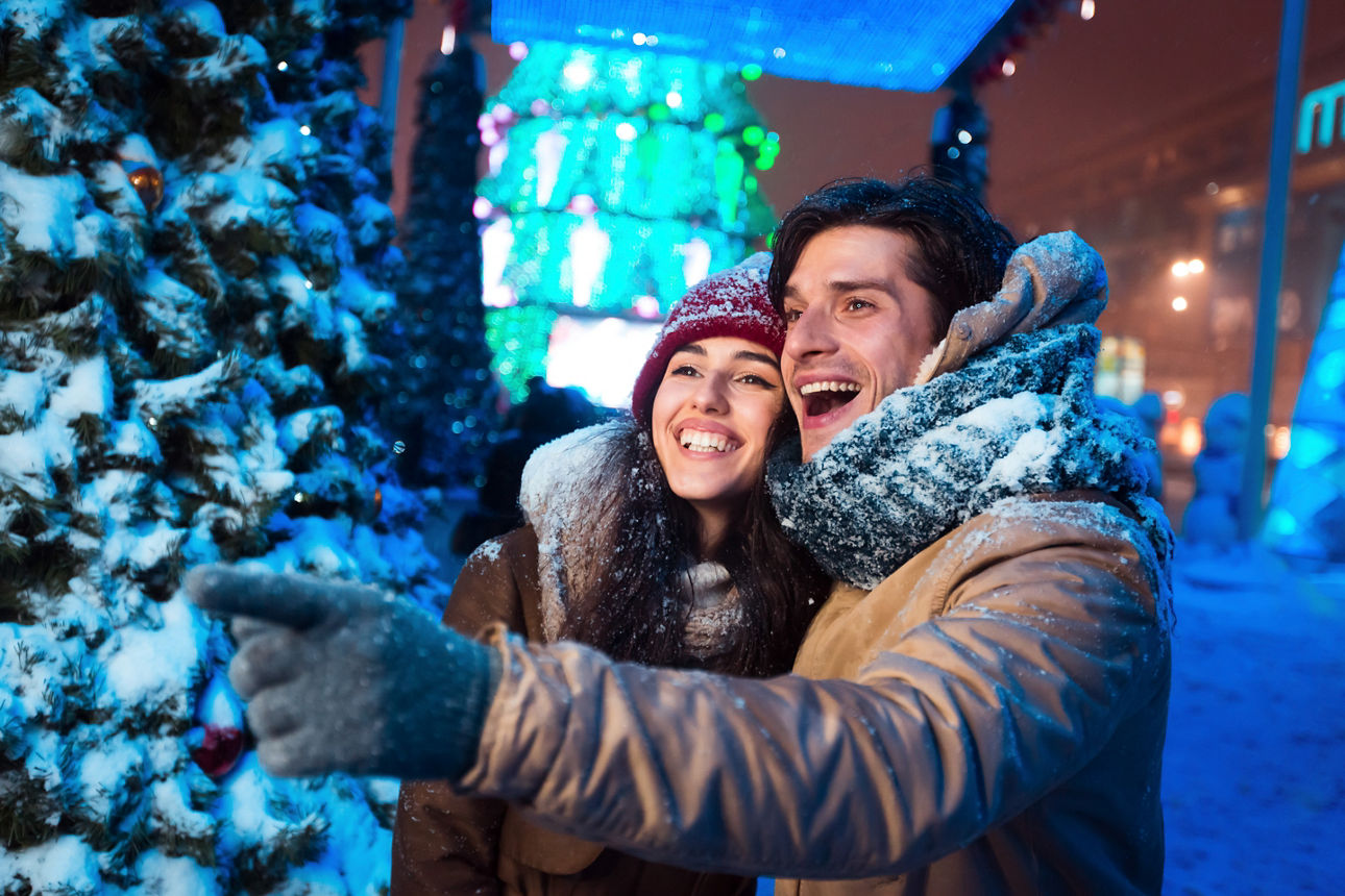 Ein junges Pärchen auf einem Weihnachtsmarkt