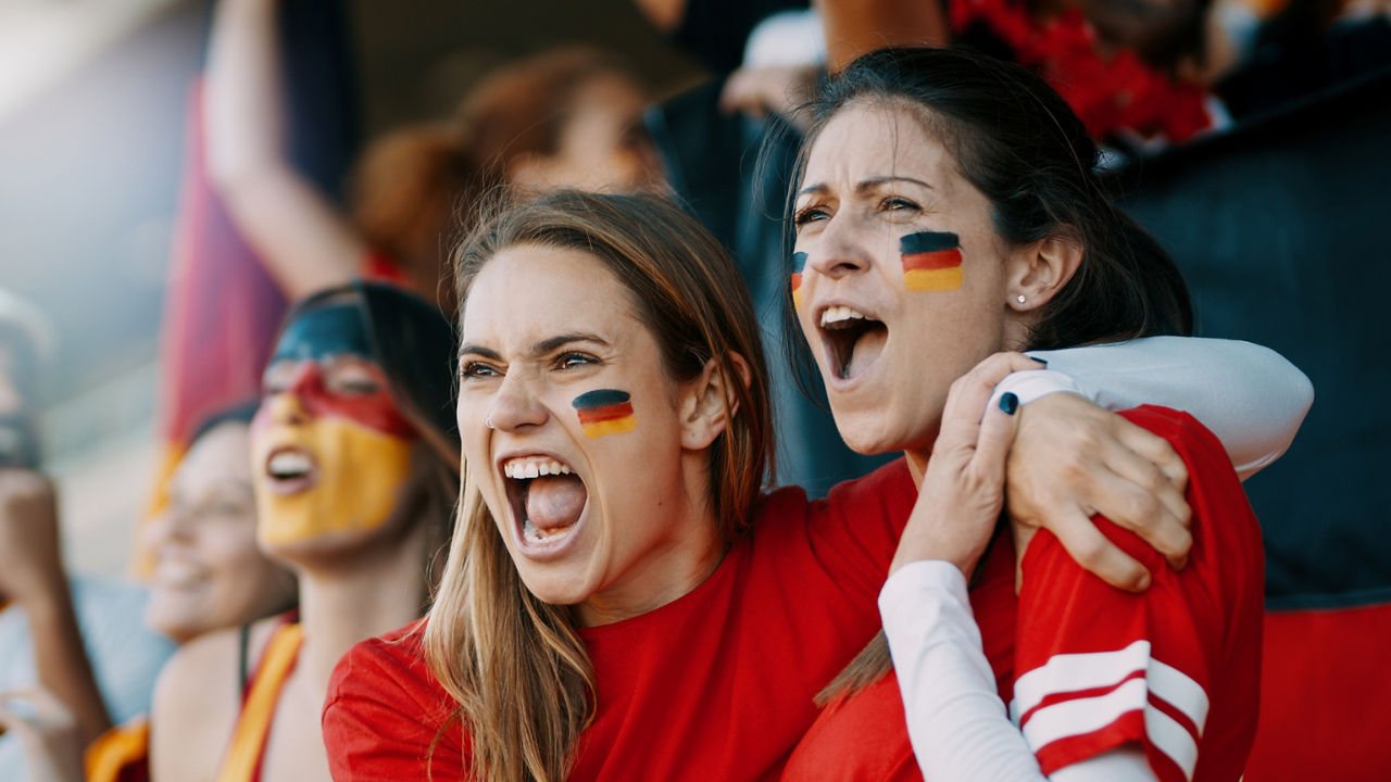 Jubelnde Frauen bei der Frauen-EM 2025