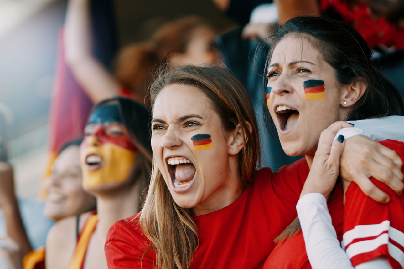 Jubelnde Frauen bei der Frauen-EM 2025