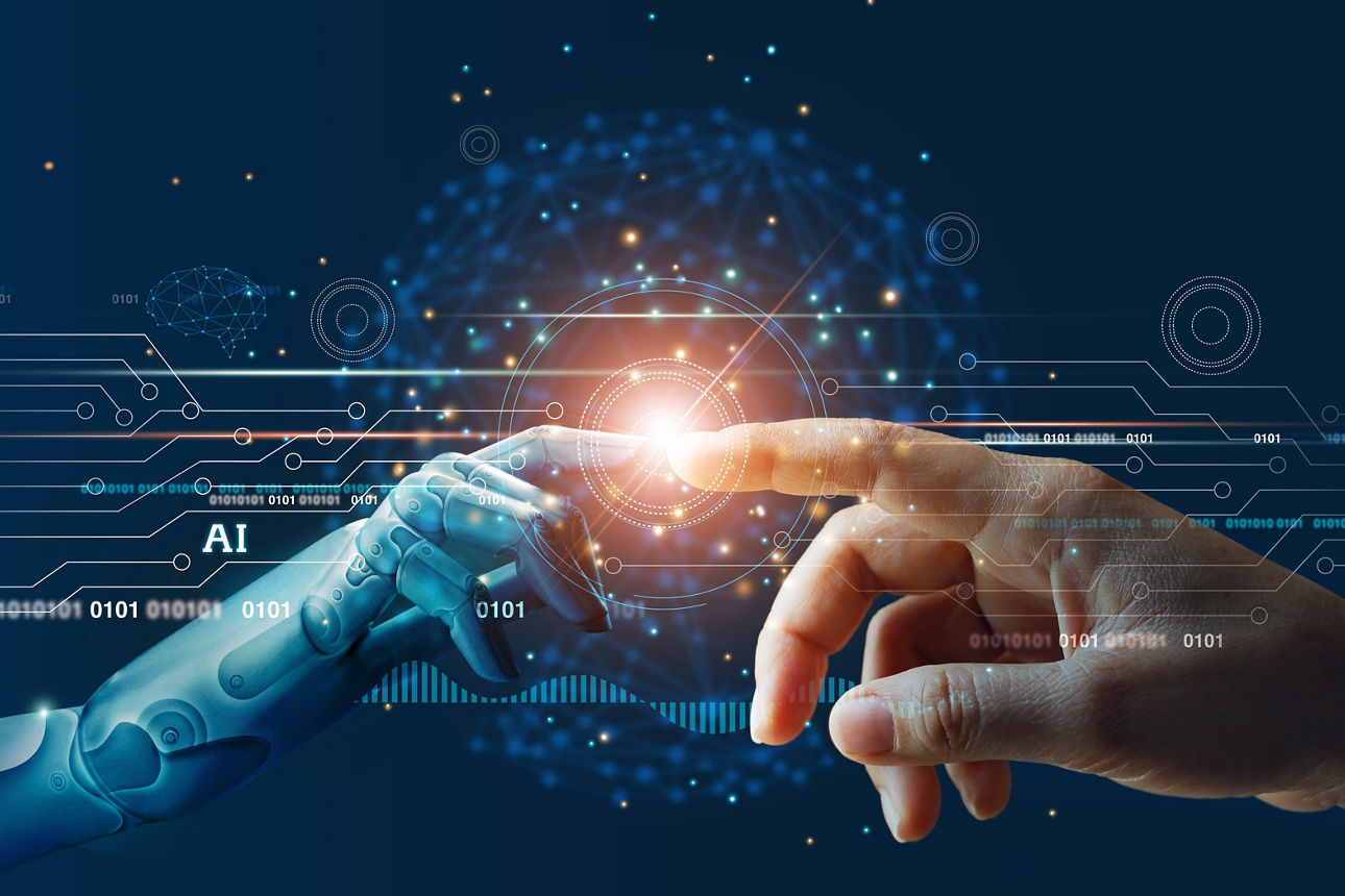 Roboterhand und menschliche Hand berühren sich vor dem Hintergrund einer Big-Data-Netzwerkverbindung