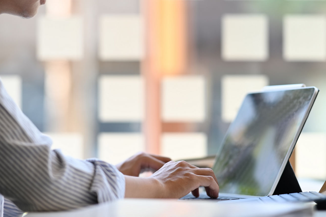 Ein junger Geschäftsmann schreibt auf seinem Laptop