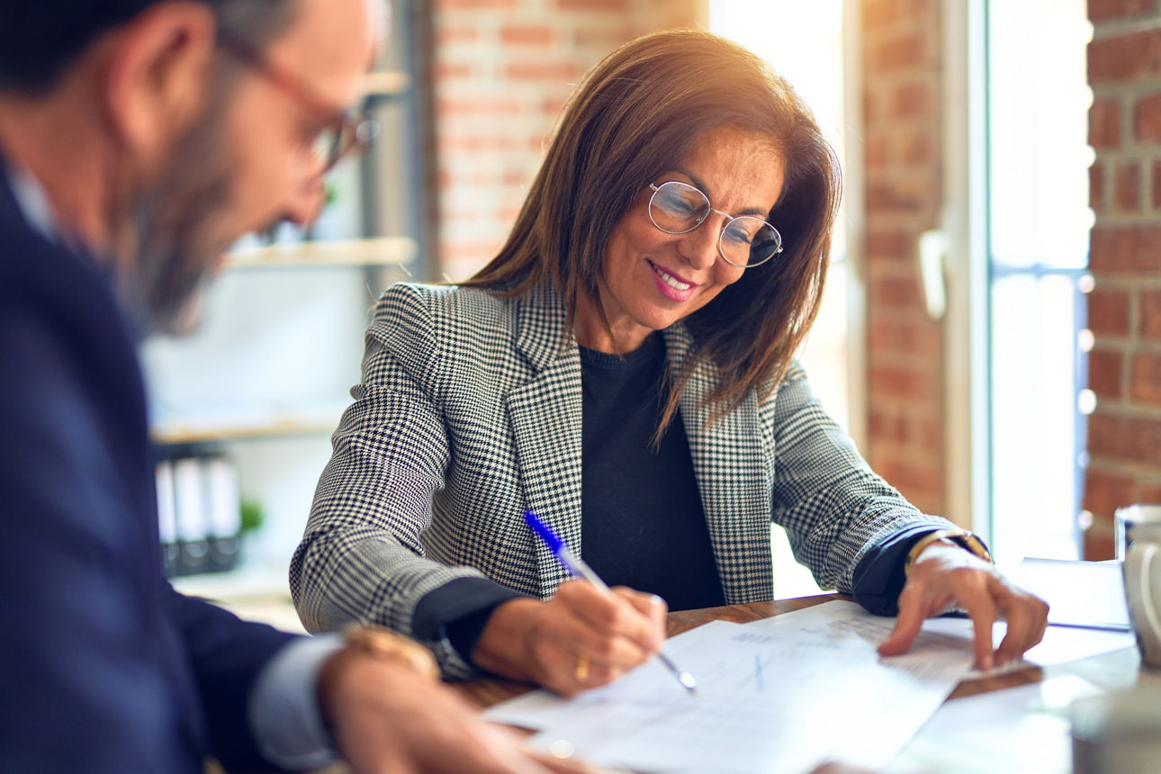 Zwei Geschäftsmenschen arbeiten zusammen