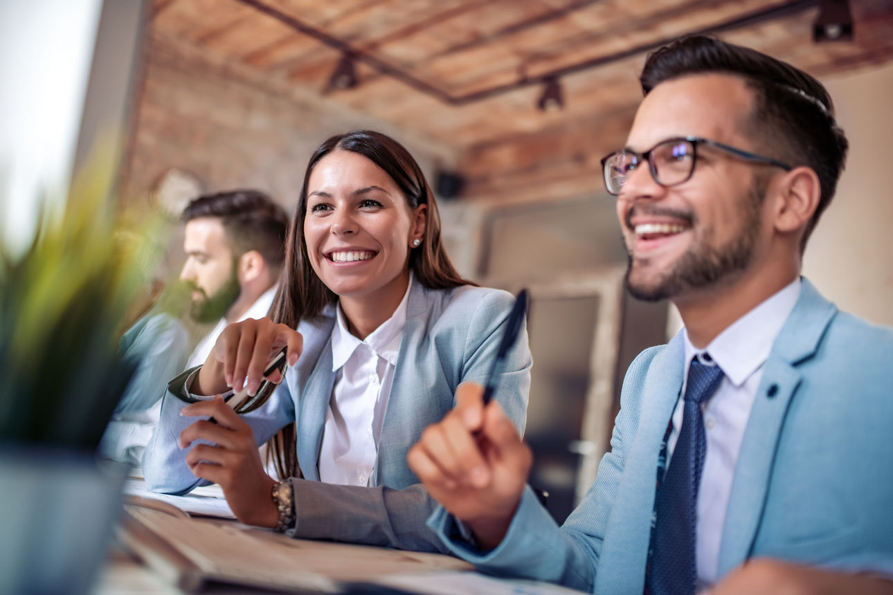 Geschäftsmenschen sitzen in einem Büro und arbeiten zusammen
