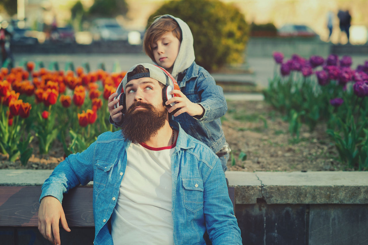 Kind und Vater schauen umher