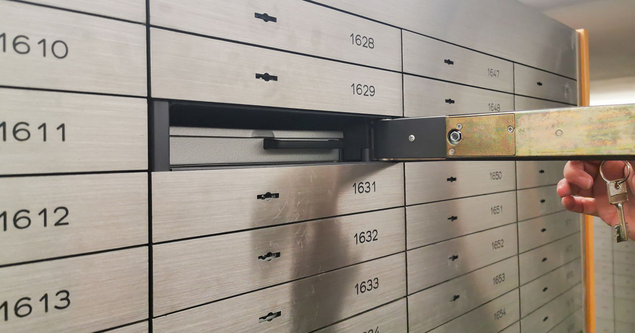 Schließfach in einem Tresor einer Bank öffnen