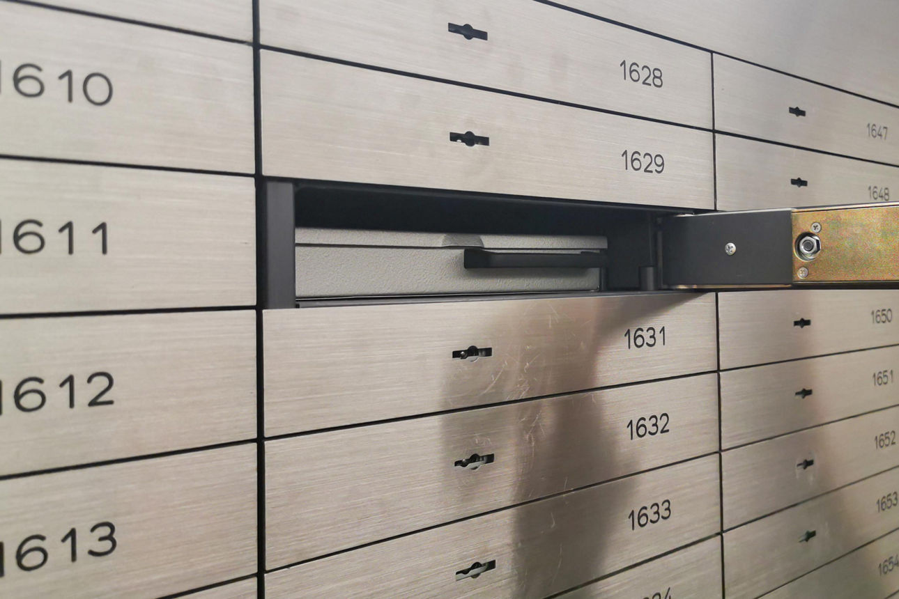 Schließfach in einem Tresor einer Bank öffnen