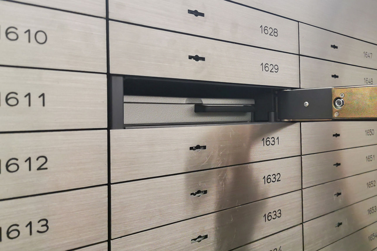 Schließfach in einem Tresor einer Bank öffnen