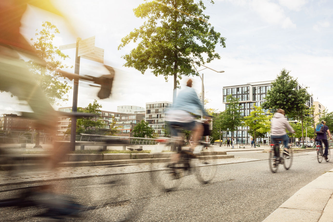 Radfahrer fahren auf einer Straße in der Stadt