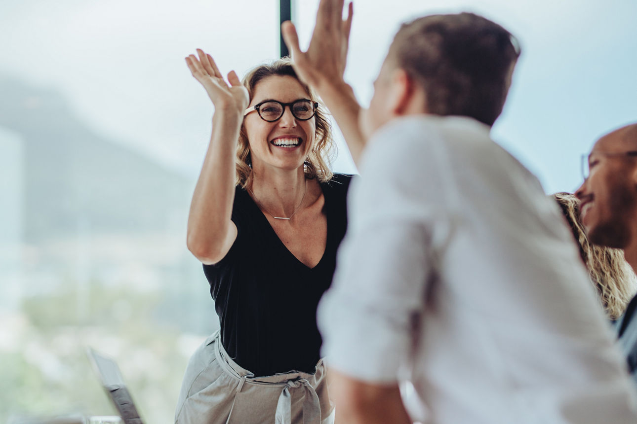Frau und Mann geben High Five