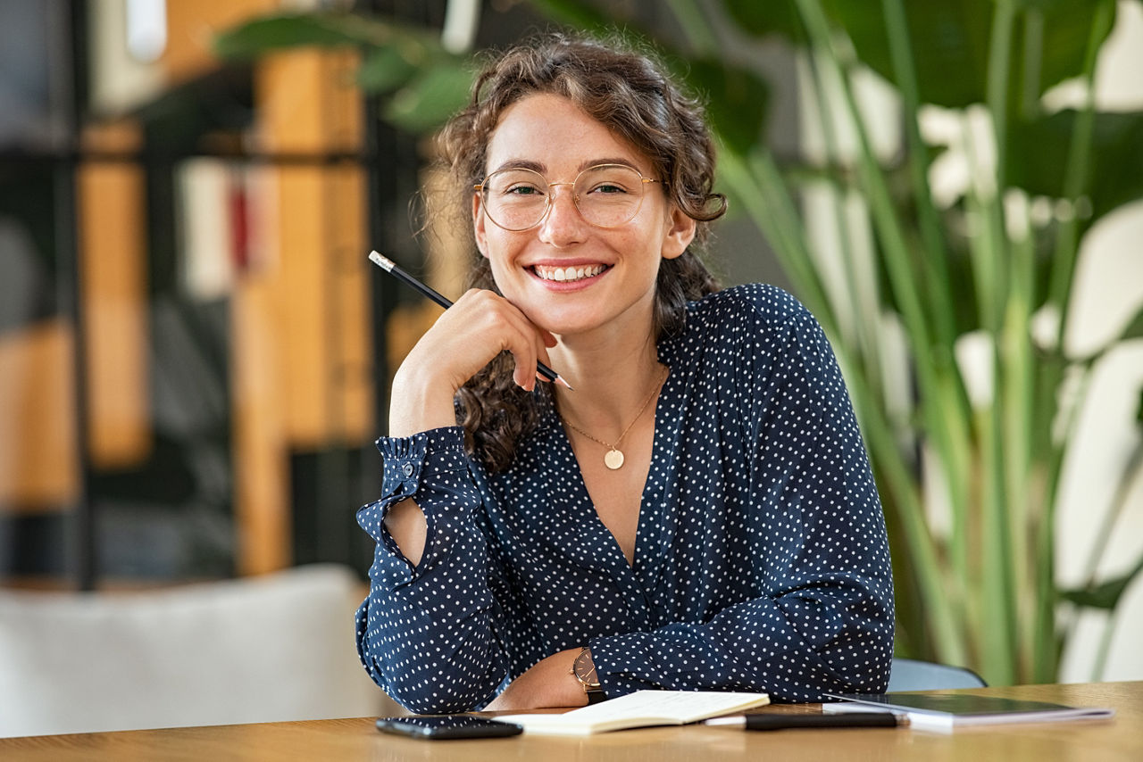 Frau sitzt am Tisch