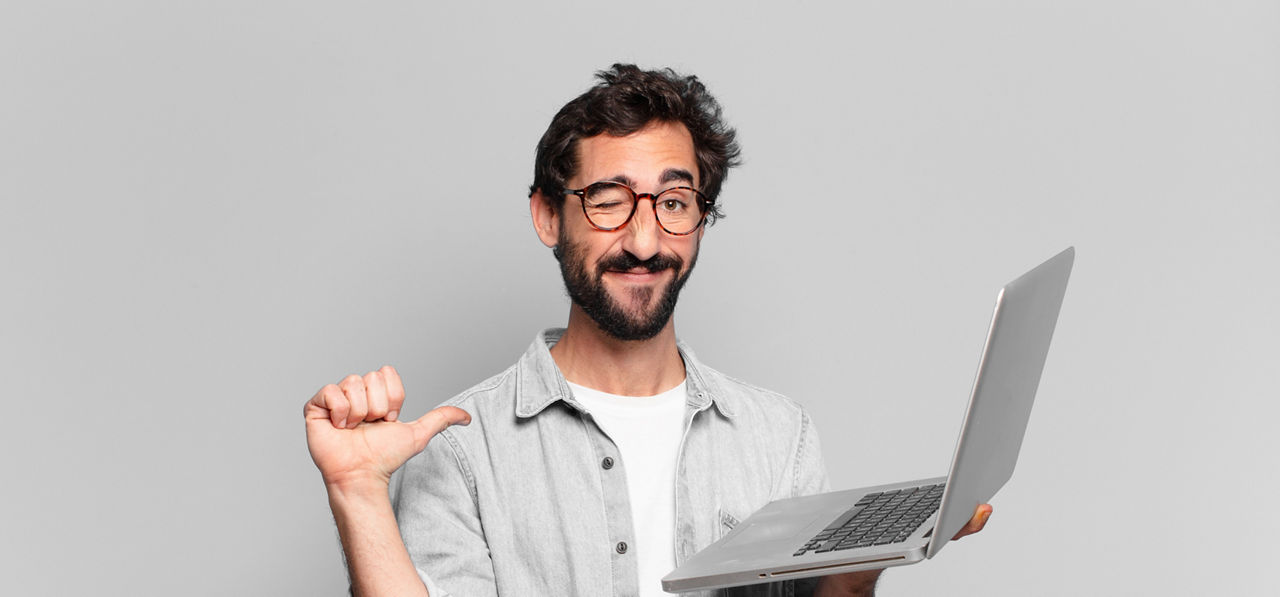 Mann mit Laptop