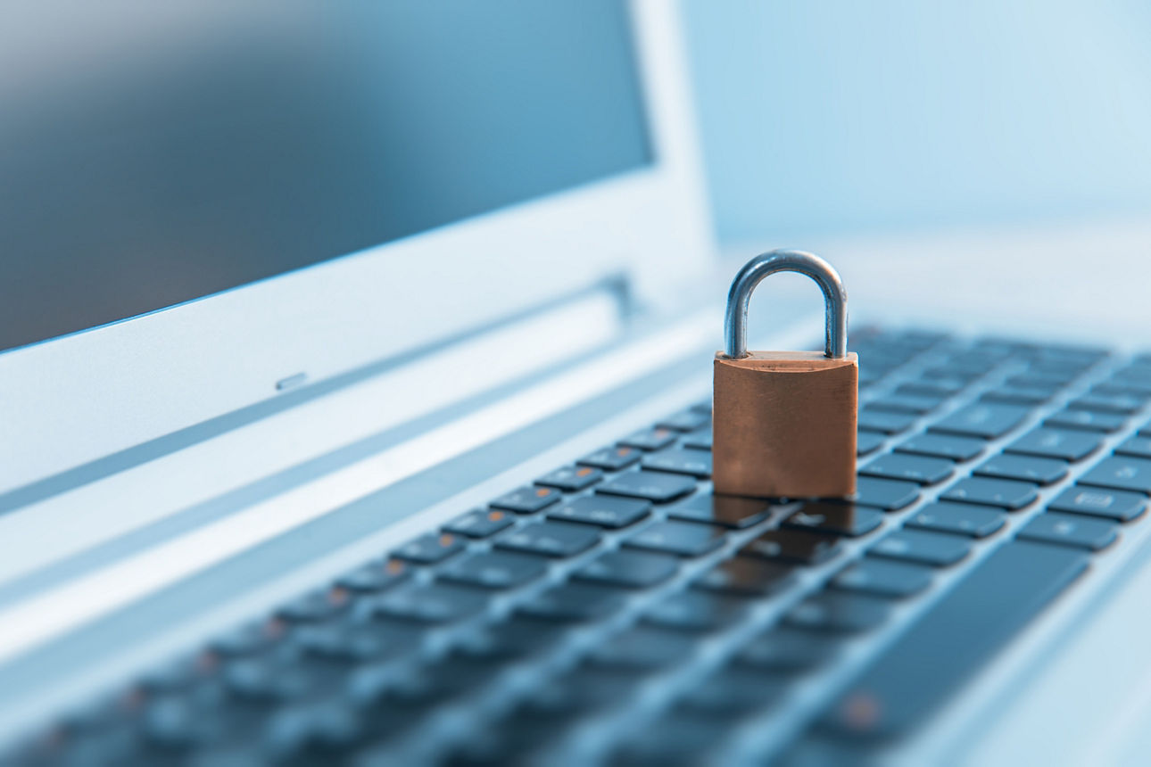Vorhängeschloss auf Laptop-Tastatur, Symbol für Datensicherheit und Schutz im Internet