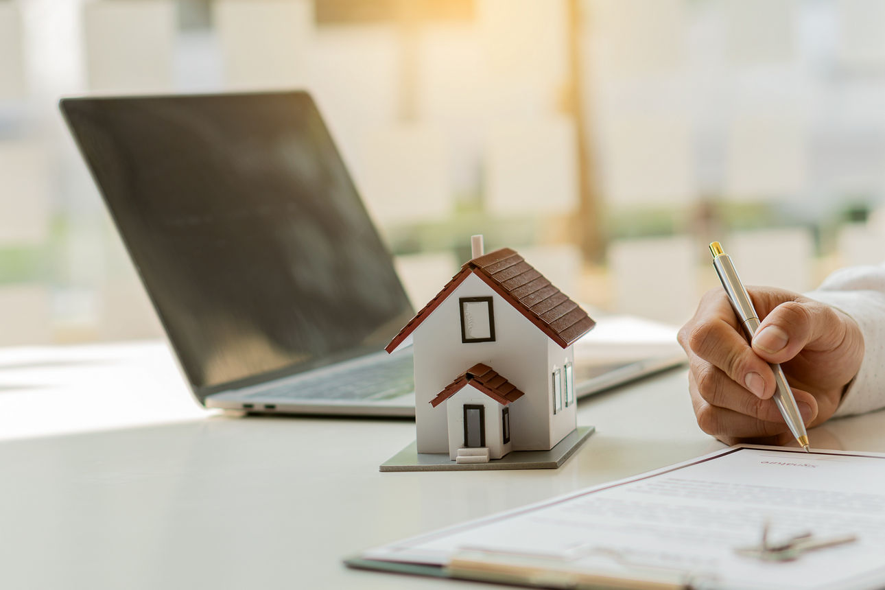 Ein Geschäftsmann unterschreibt Unterlagen auf seinem Schreibtisch