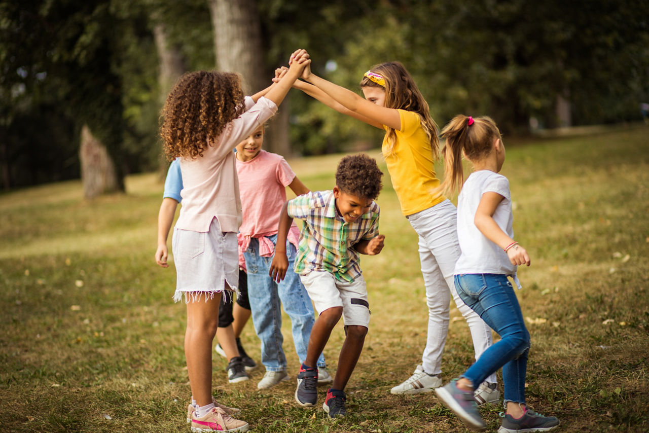 Kinder spielen auf einer Wiese