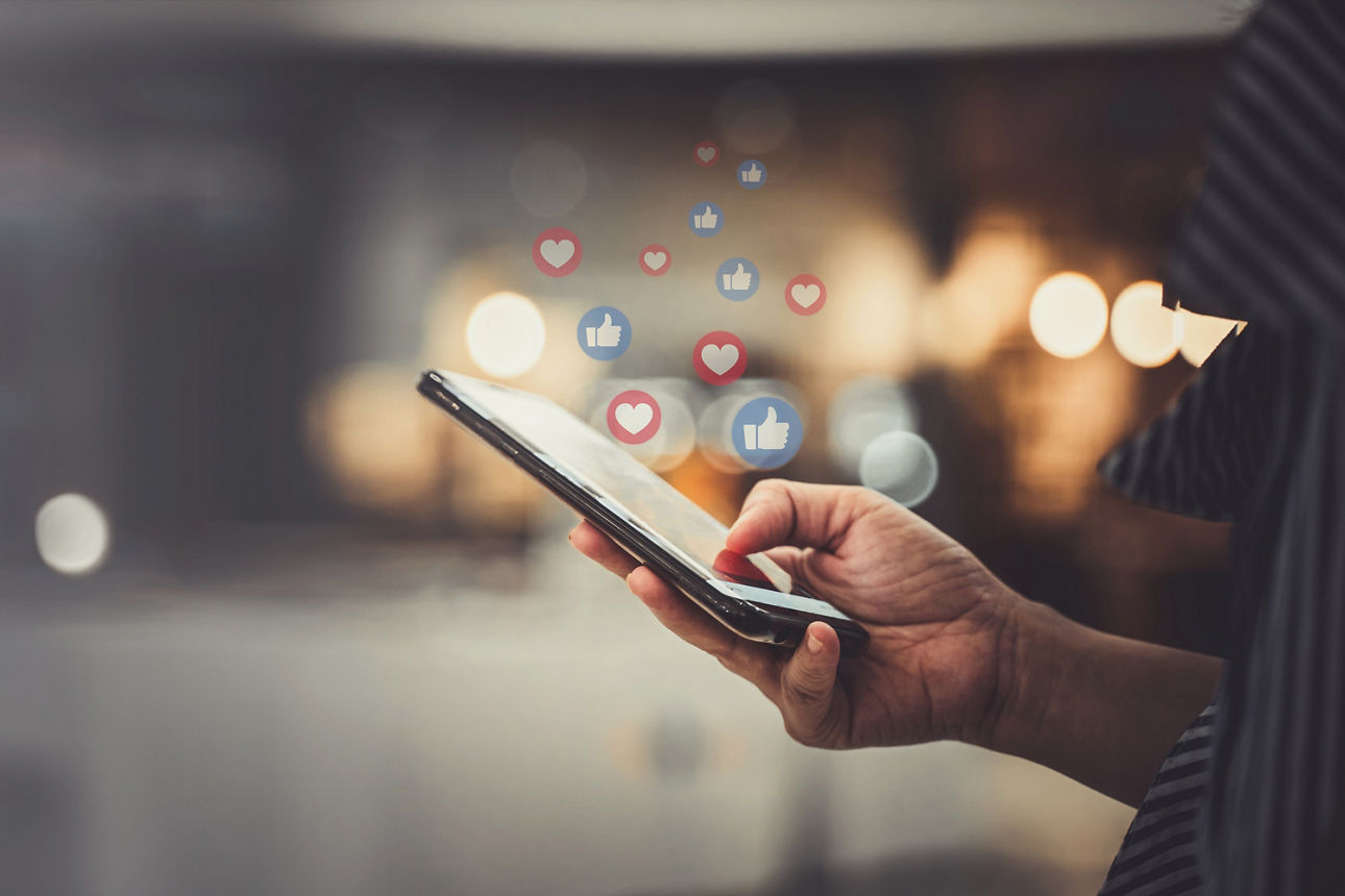 Person besucht am Smartphone Social Media.