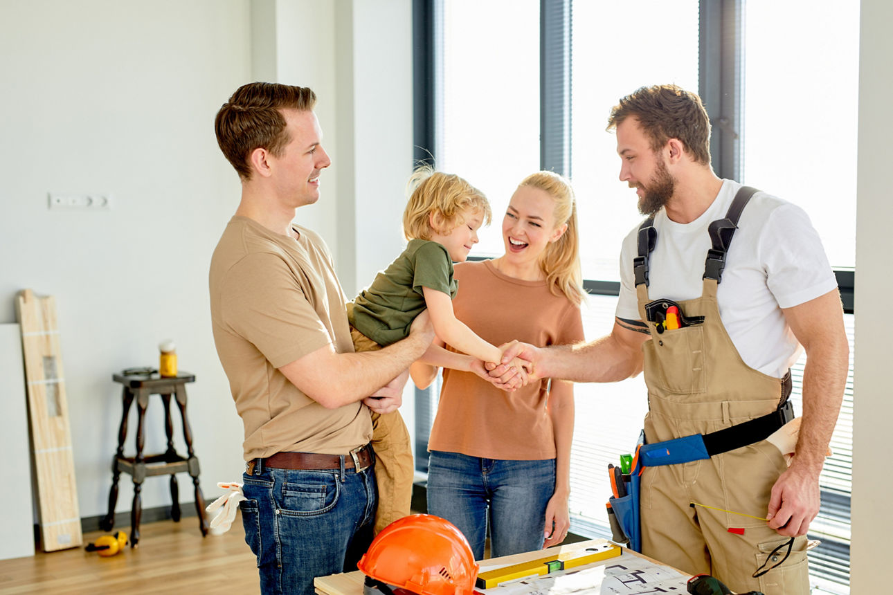 Familie mit Handwerker sanieren Haus Familie mit Handwerker sanieren Haus