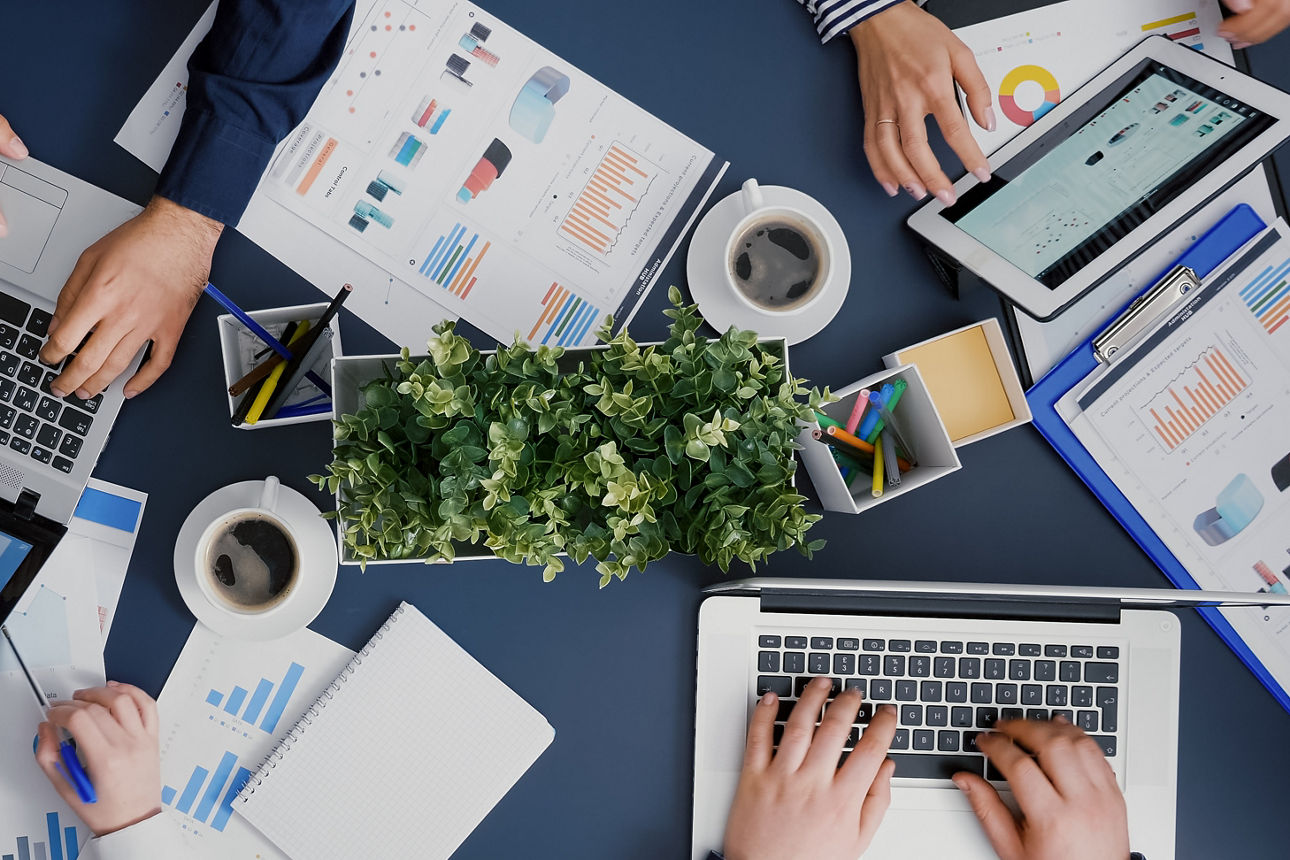 Bürotisch mit Laptops und Unterlagen