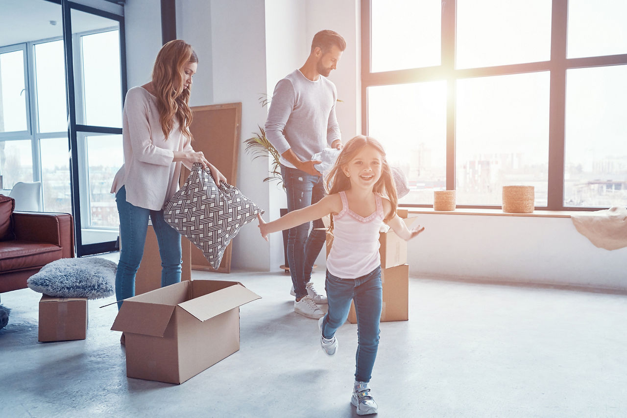 Junge Familie mit Umzugskartons